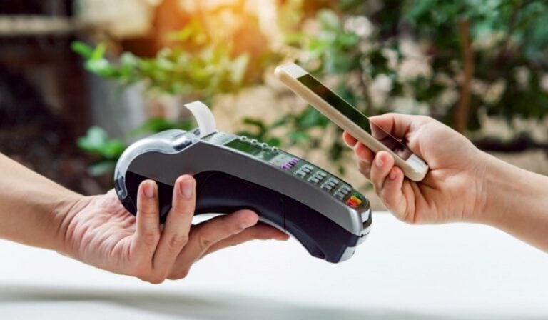 Το χαρτόσημο έφυγε, το ψηφιακό τέλος ήρθε: Σε ποιες συναλλαγές επιβάλλεται