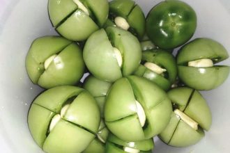 Πράσινες ντομάτες τουρσί τσακιστές