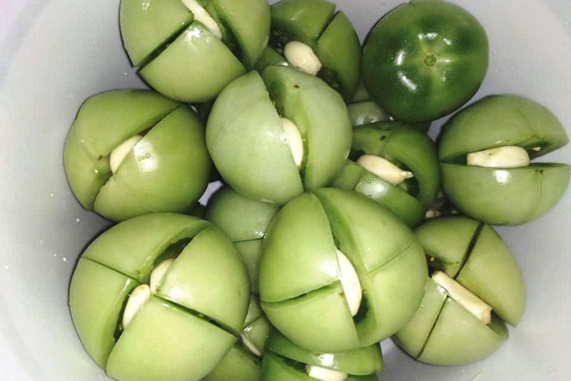 Πράσινες ντομάτες τουρσί τσακιστές