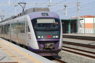 "Κόλλησε" ο Προαστιακός λόγω φωτιάς - Μεγάλη ταλαιπωρία για εκατοντάδες επιβάτες που κινούνταν προς Κιάτο