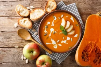Κολοκυθόσουπα βελουτέ με τσίλι και μήλο