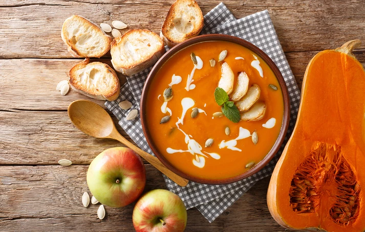Κολοκυθόσουπα βελουτέ με τσίλι και μήλο
