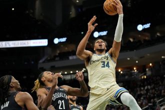 NBA: Ο Αντετοκούνμπο ξεπέρασε τους 21.000 πόντους και οδήγησε τους Μπακς στη νίκη επί των Νετς