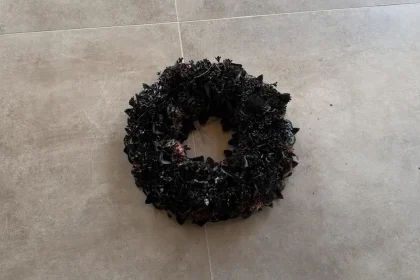 Ρόδος: «Γάζωσαν» με 14 σφαίρες σπίτι επιχειρηματία – Άφησαν μαύρο στεφάνι στην είσοδο