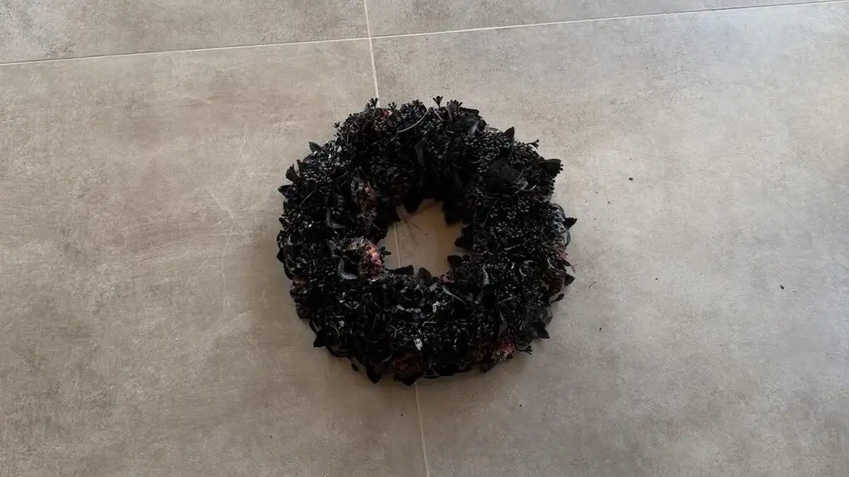 Ρόδος: «Γάζωσαν» με 14 σφαίρες σπίτι επιχειρηματία – Άφησαν μαύρο στεφάνι στην είσοδο