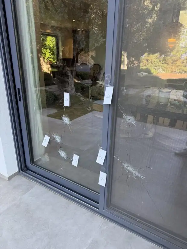 Ρόδος: «Γάζωσαν» με 14 σφαίρες σπίτι επιχειρηματία – Άφησαν μαύρο στεφάνι στην είσοδο