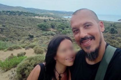 Σαλαμίνα: Στο ψυχιατρείο ο γιος της 75χρονης - «Η μητέρα μου ήταν ακόμα ζεστή κι εγώ κρατούσα αγκαλιά τη δολοφόνο της»