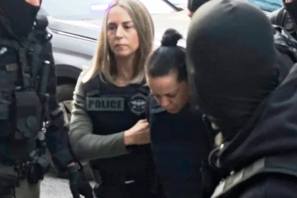 Στα δικαστήρια Πειραιά με αποδοκιμασίες η 46χρονη που σκότωσε την πεθερά της στη Σαλαμίνα