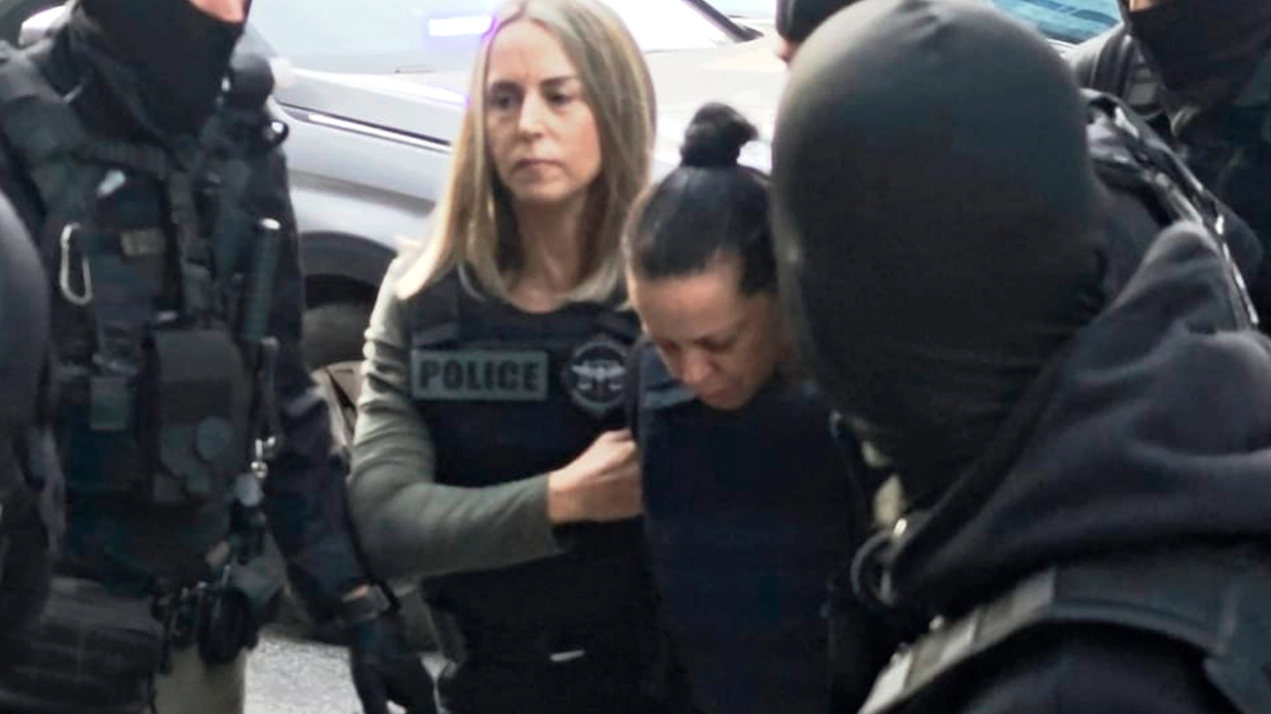 Στα δικαστήρια Πειραιά με αποδοκιμασίες η 46χρονη που σκότωσε την πεθερά της στη Σαλαμίνα