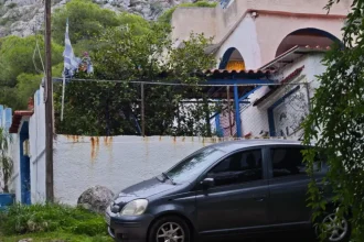 Σαλαμίνα: Από χτύπημα στο κεφάλι έπεσε νεκρή η 75χρονη - Κάμερα κατέγραψε τους ληστές-δολοφόνους να μπαίνουν στο σπίτι της