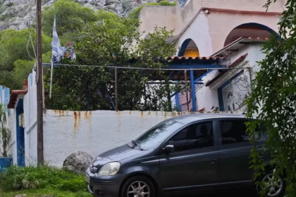 Σαλαμίνα: Από χτύπημα στο κεφάλι έπεσε νεκρή η 75χρονη - Κάμερα κατέγραψε τους ληστές-δολοφόνους να μπαίνουν στο σπίτι της