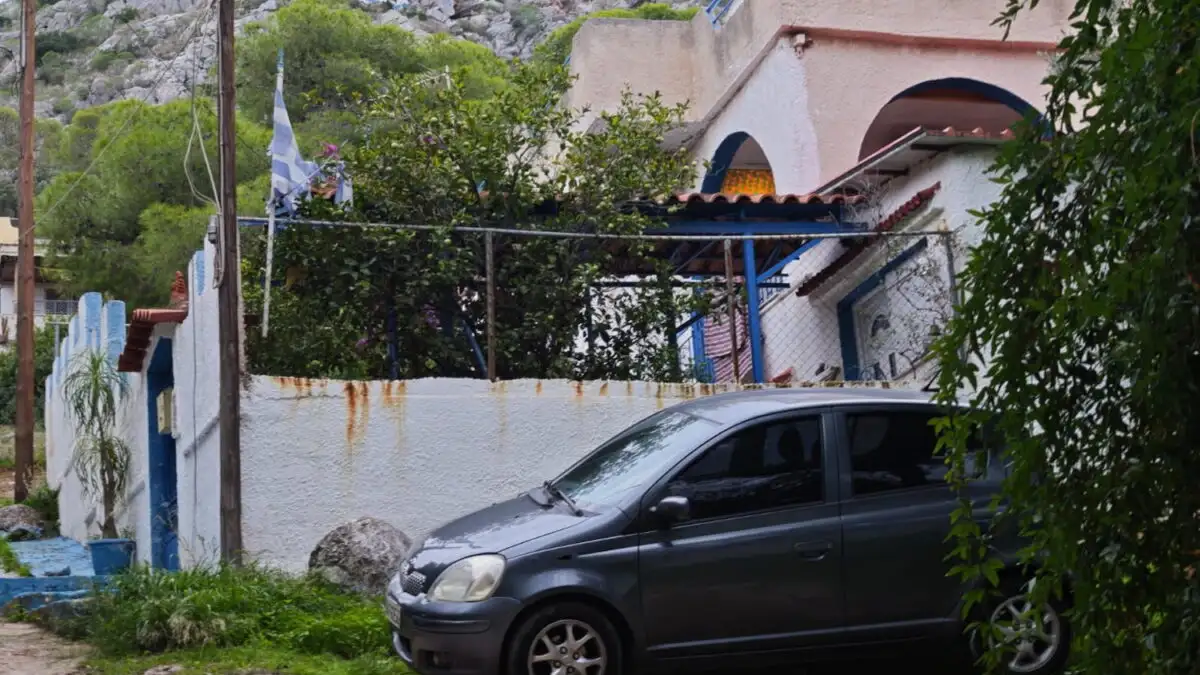 Σαλαμίνα: Από χτύπημα στο κεφάλι έπεσε νεκρή η 75χρονη - Κάμερα κατέγραψε τους ληστές-δολοφόνους να μπαίνουν στο σπίτι της