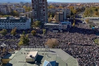 Νόβι Σαντ: Δεκάδες χιλιάδες Σέρβοι τίμησαν τα θύματα της κατάρρευσης του σιδηροδρομικού σταθμού