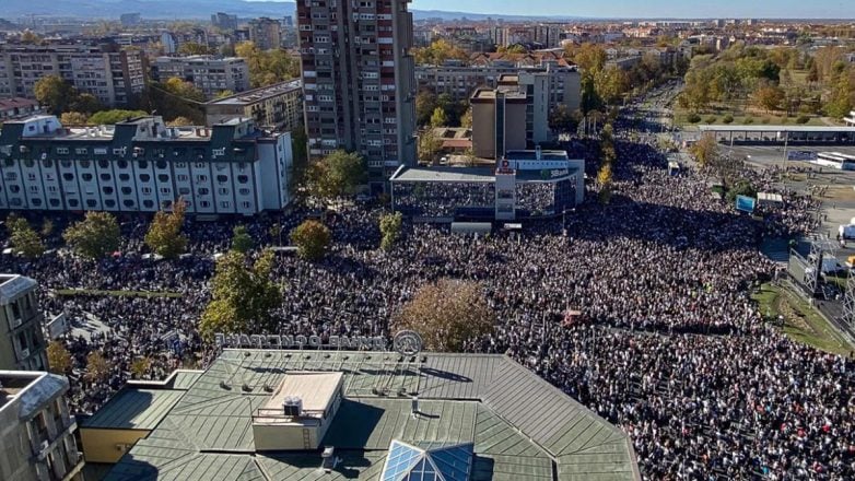 Νόβι Σαντ: Δεκάδες χιλιάδες Σέρβοι τίμησαν τα θύματα της κατάρρευσης του σιδηροδρομικού σταθμού