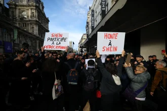 Γαλλία: Ανοίγει φυσικό κατάστημα Shein στο Παρίσι – Διαμαρτυρίες και διαδηλώσεις στα εγκαίνια 