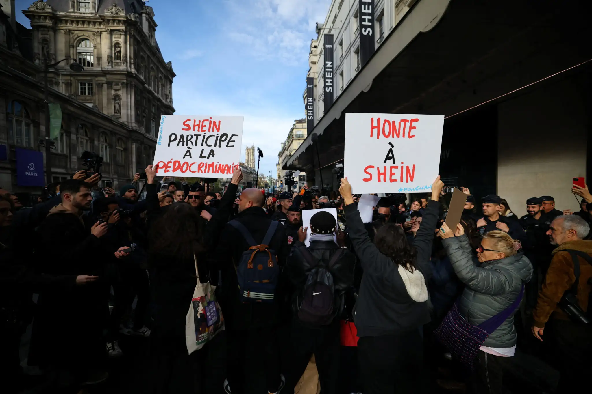 Γαλλία: Ανοίγει φυσικό κατάστημα Shein στο Παρίσι – Διαμαρτυρίες και διαδηλώσεις στα εγκαίνια 