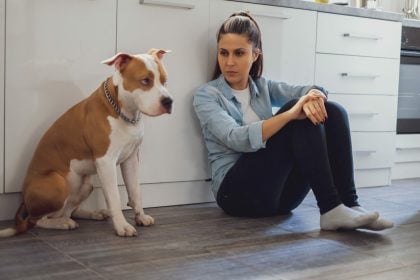 Δείτε πώς θα καταλάβετε ότι ο σκύλος σας ζηλεύει και δεν θέλει τον νέο σας σύντροφο