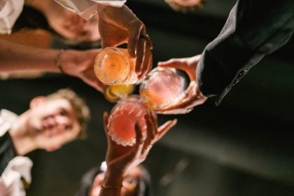 Πάτρα: Συνελήφθησαν, τα ξημερώματα, δύο άτομα γιατί πούλησαν ποτά σε 15χρονους