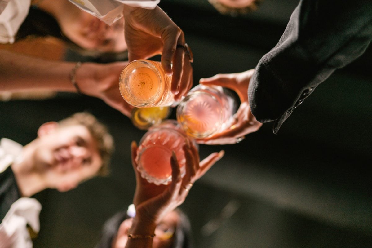 Πάτρα: Συνελήφθησαν, τα ξημερώματα, δύο άτομα γιατί πούλησαν ποτά σε 15χρονους