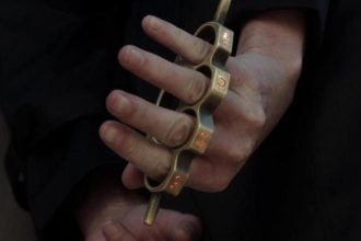 Πάτρα: Αποφάσισε να κάνει βόλτα με την σιδερογροθιά στην τσέπη!