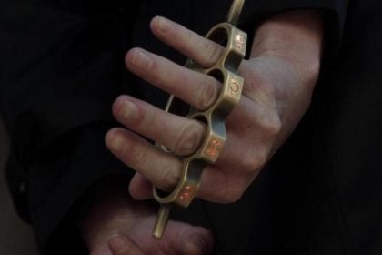 Πάτρα: Αποφάσισε να κάνει βόλτα με την σιδερογροθιά στην τσέπη!