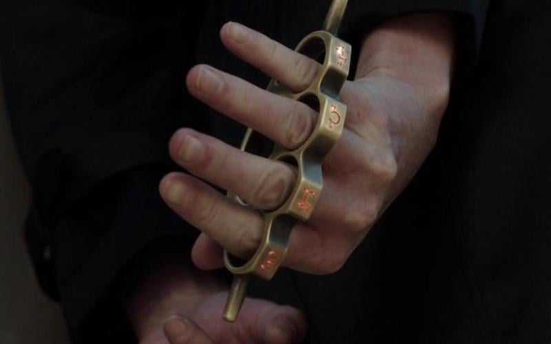 Πάτρα: Αποφάσισε να κάνει βόλτα με την σιδερογροθιά στην τσέπη!