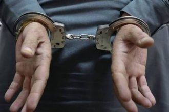 Πάτρα: Αστυνομικοί πέρασαν χειροπέδες σε άνδρα που ...αυτοϊκανοποιείτο στο δρόμο!