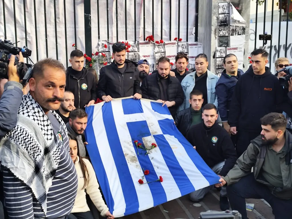 Πολυτεχνείο: Σε εξέλιξη η μεγάλη πορεία, 11 συλλήψεις και 32 προσαγωγές(ΦΩΤΟ)