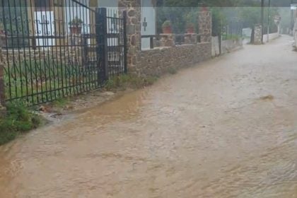 Σκιάθος: Προβλήματα από την κακοκαιρία, δρόμοι μετατράπηκαν σε ποτάμια 