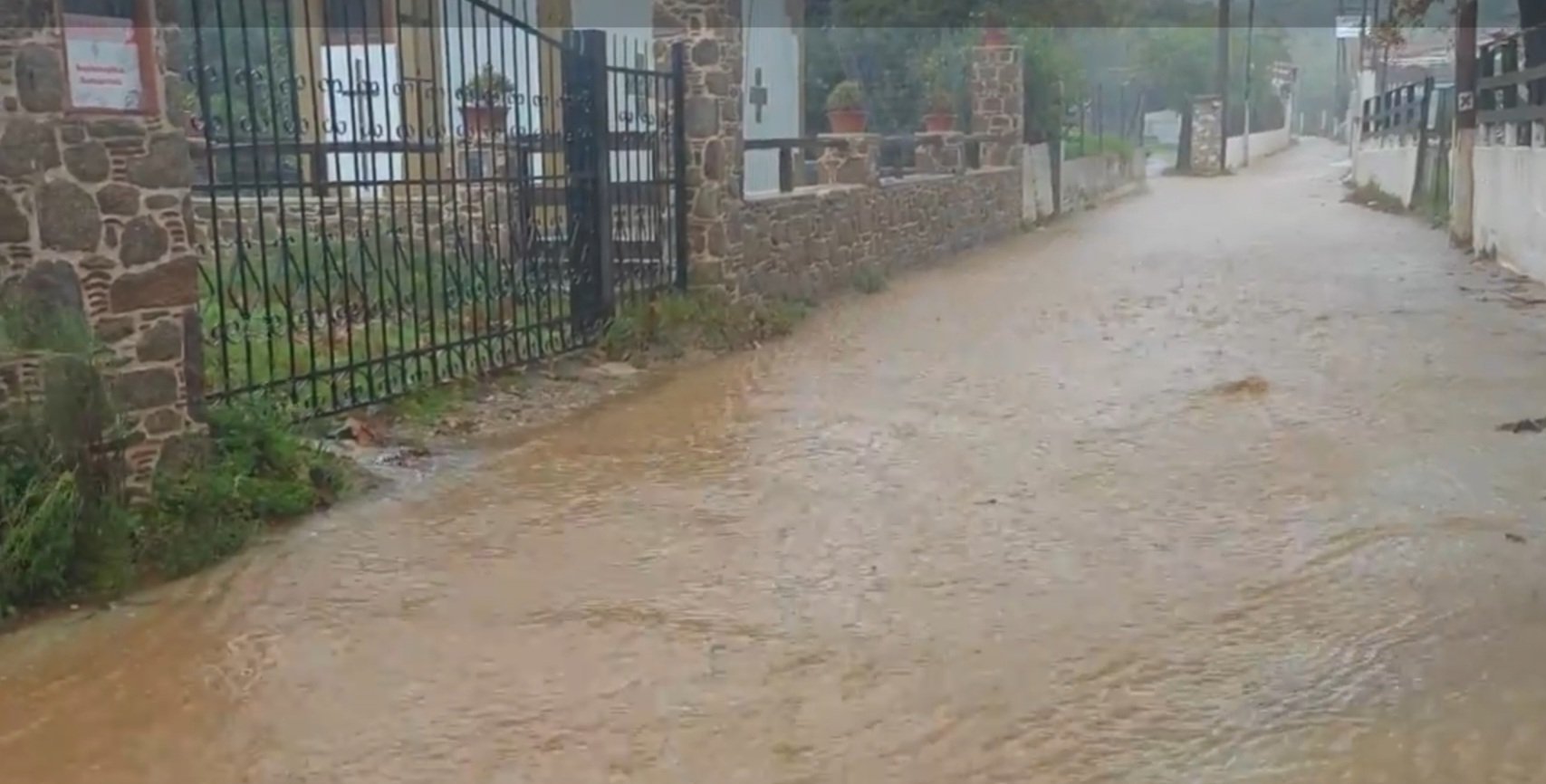 Σκιάθος: Προβλήματα από την κακοκαιρία, δρόμοι μετατράπηκαν σε ποτάμια 