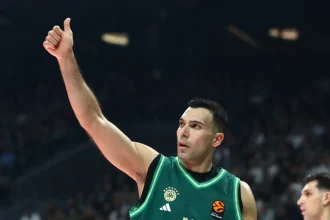 Παναθηναϊκός: Ο Κώστας Σλούκας χάρισε τη φανέλα του σε φίλαθλο της Μυκόνου Betsson με προβλήματα όρασης