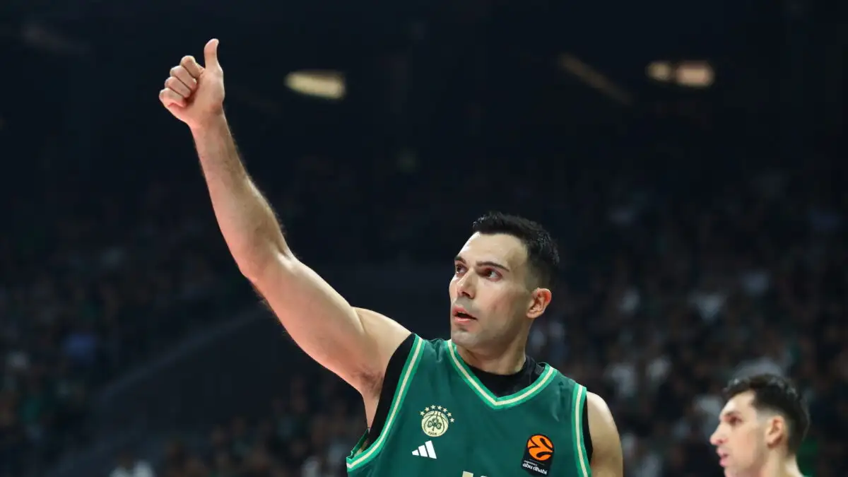 Παναθηναϊκός: Ο Κώστας Σλούκας χάρισε τη φανέλα του σε φίλαθλο της Μυκόνου Betsson με προβλήματα όρασης