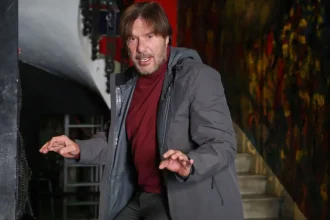 Στράτος Τζώρτζογλου: «Η μάνα μου μού έλεγε “μη γίνεις ηθοποιός γιατί το θέατρο είναι ένα μεγάλο κρεβάτι”»