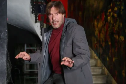 Στράτος Τζώρτζογλου: «Η μάνα μου μού έλεγε “μη γίνεις ηθοποιός γιατί το θέατρο είναι ένα μεγάλο κρεβάτι”»