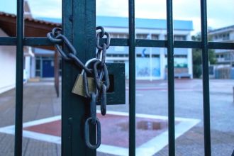 Δυτ. Αχαΐα: Γέμισαν τις κλειδαριές σχολείου με κόλλα, καρφίτσες και πέταξαν ακαθαρσίες - Δεν έγινε μάθημα