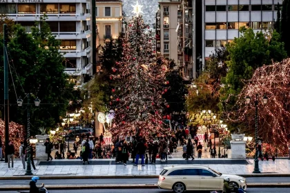 Χριστούγεννα 2025: Αναλυτικά το εορταστικό ωράριο των καταστημάτων