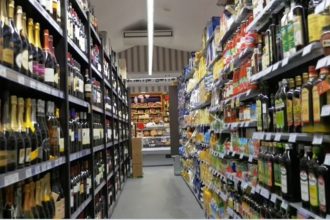 Σούπερ μάρκετ: Πώς θα εφαρμοστεί η αναγραφή δύο τιμών στα ταμπελάκια