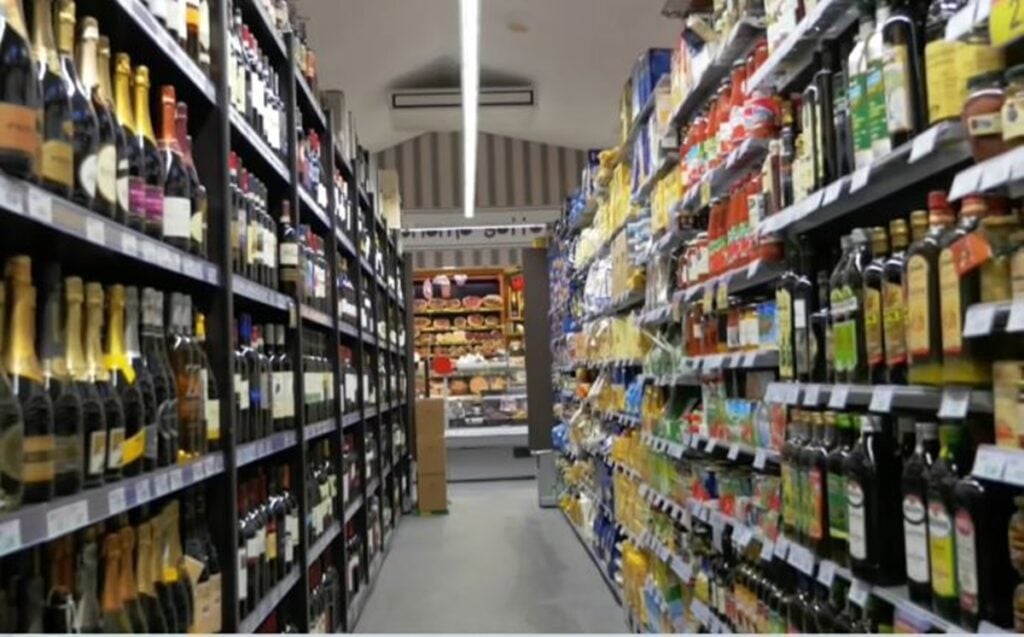 Σούπερ μάρκετ: Πώς θα εφαρμοστεί η αναγραφή δύο τιμών στα ταμπελάκια