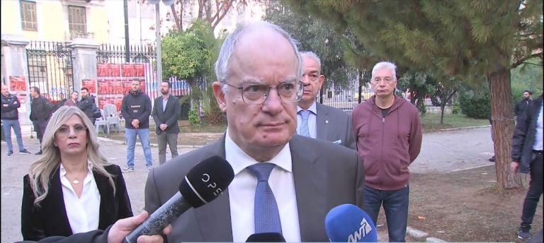 Στεφάνι στο Πολυτεχνείο κατέθεσε ο ΠτΔ: Υπεύθυνη, λαϊκή και διαρκής διεκδίκηση της Δημοκρατίας και της ελευθερίας