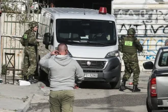 Πυρπόλησαν ΙΧ σωφρονιστικού υπαλλήλου - Πέταξαν χειροβομβίδα στην αυλή του σπιτιού του