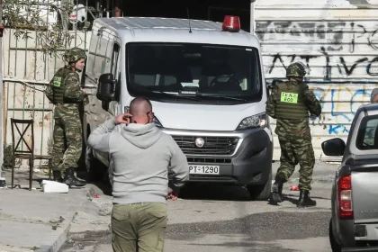Πυρπόλησαν ΙΧ σωφρονιστικού υπαλλήλου - Πέταξαν χειροβομβίδα στην αυλή του σπιτιού του