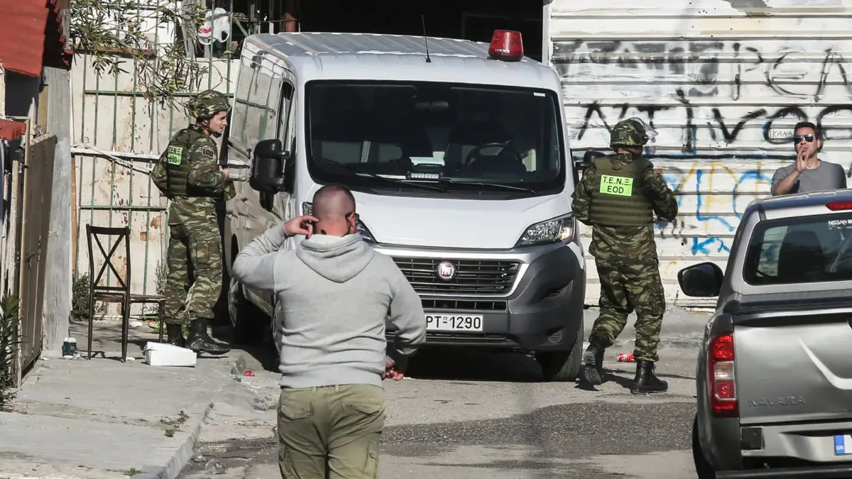 Πυρπόλησαν ΙΧ σωφρονιστικού υπαλλήλου - Πέταξαν χειροβομβίδα στην αυλή του σπιτιού του