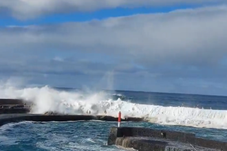 Τρεις νεκροί και 15 τραυματίες από τη σφοδρή θαλασσοταραχή στην Τενερίφη – Η στιγμή που κύμα παρασύρει περαστικούς ΒΙΝΤΕΟ