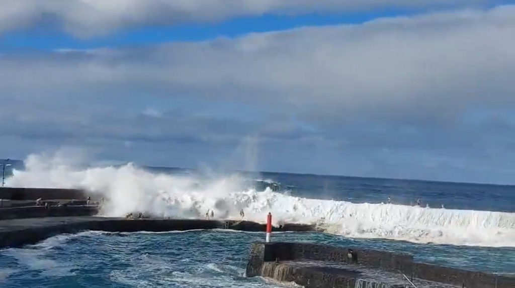 Τρεις νεκροί και 15 τραυματίες από τη σφοδρή θαλασσοταραχή στην Τενερίφη – Η στιγμή που κύμα παρασύρει περαστικούς ΒΙΝΤΕΟ