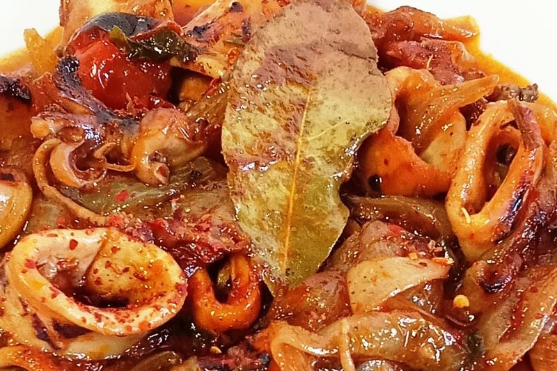 Στιφάδο με διάφορα θαλασσινά και μπαχαρικά