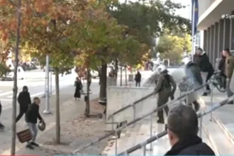 Επεισόδια στη δίκη του Άλκη Καμπανού: Κουκουλοφόροι επιτέθηκαν σε αστυνομικούς ΒΙΝΤΕΟ