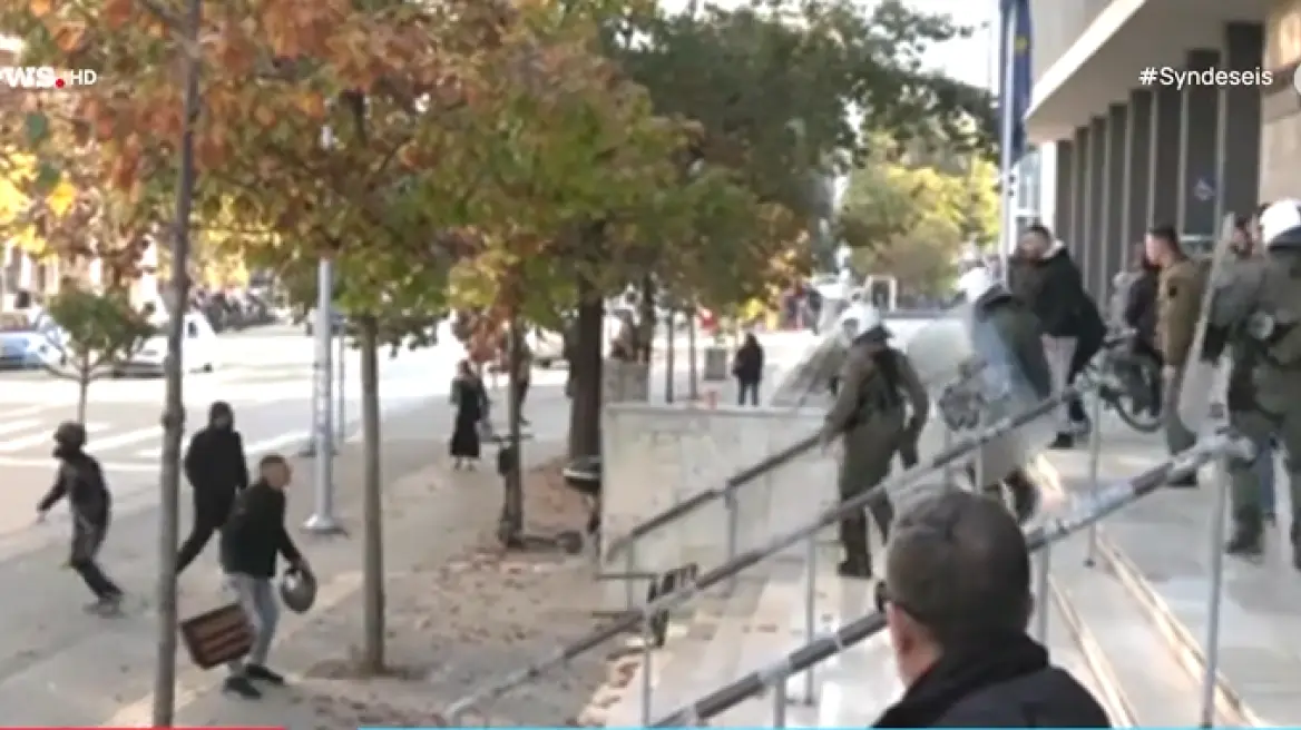 Επεισόδια στη δίκη του Άλκη Καμπανού: Κουκουλοφόροι επιτέθηκαν σε αστυνομικούς ΒΙΝΤΕΟ