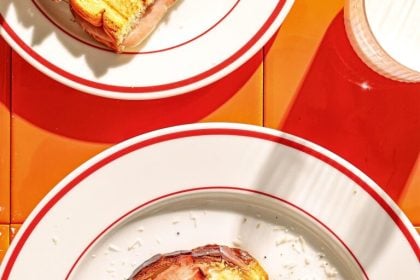 Τοστάκι φούρνου με ζαμπόν, αυγό και τριμμένη παρμεζάνα