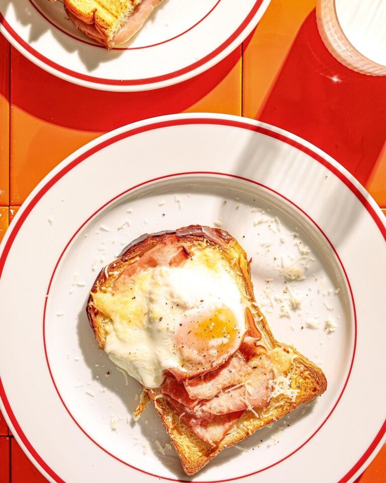 Τοστάκι φούρνου με ζαμπόν, αυγό και τριμμένη παρμεζάνα