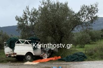 Κορινθία: Ένας νεκρός και δύο σοβαρά τραυματίες σε φρικτό τροχαίο -  Αγροτικό «καρφώθηκε» σε δέντρο